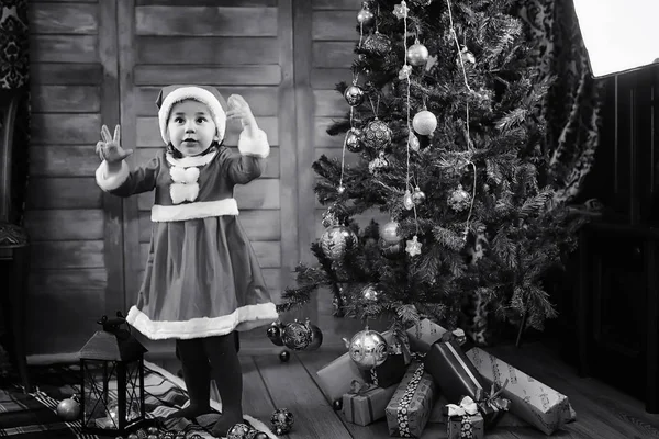 Un niño esperando a Santa Claus — Foto de Stock