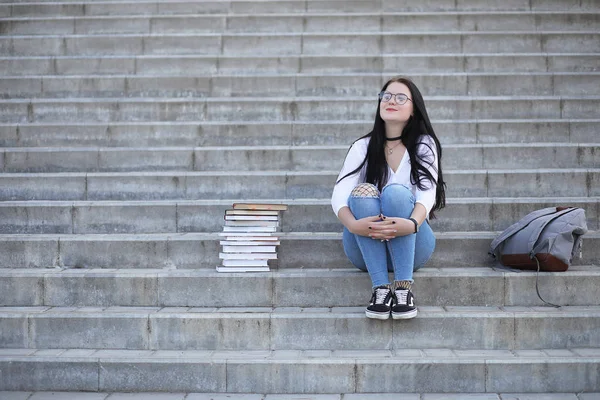Studentin mit Büchern auf der Straße — Stockfoto