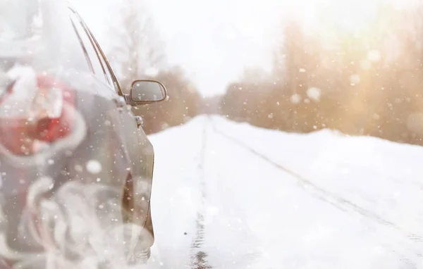 Car on a snowy winter road in fields. — Stock Photo, Image