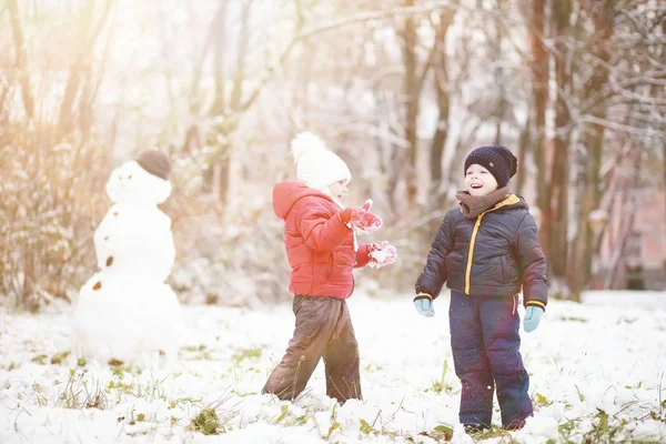 Niños en el parque de invierno jugar — Foto de Stock
