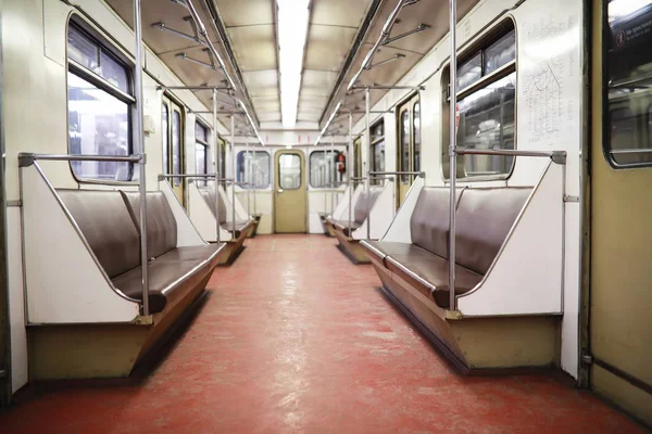 Carro do metro com assentos vazios. Metrô vazio . — Fotografia de Stock