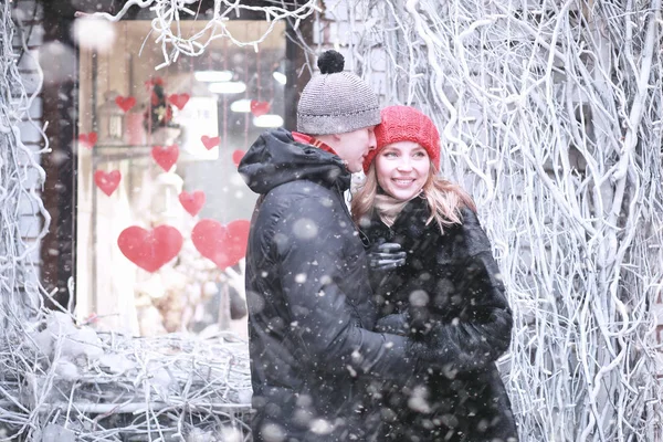 Pareja joven caminando durante el invierno — Foto de Stock