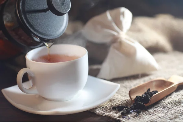 煮好的茶放在有啤酒味的餐桌上 — 图库照片