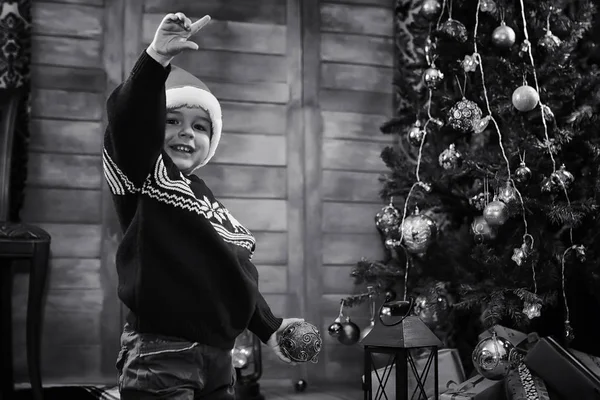 Uma criança esperando pelo Papai Noel — Fotografia de Stock