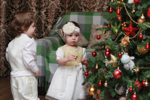 Criança decorar o brinquedo árvore de Natal — Fotografia de Stock