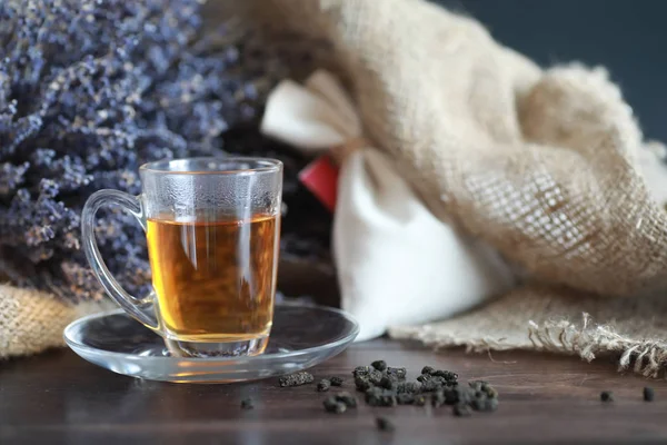 Főzött Tea Egy Tálalóasztalon Brewinnal — Stock Fotó