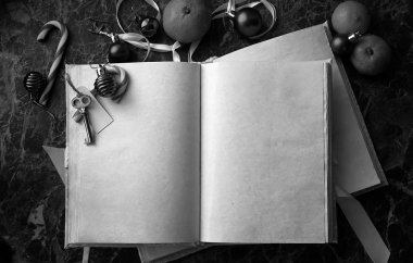 Yeşil Mermer tezgah üzerinde vintage kitap boş sayfalar açılır