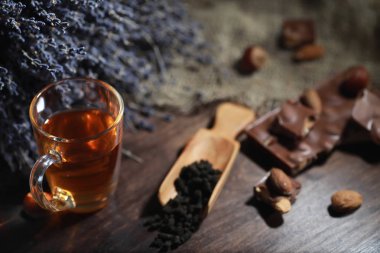 Bira ile servis masasında demlenmiş çay