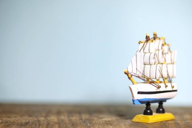 Eski ahşap gemi yelken ve direkleri oyuncak bir stand ile. Vintage ve