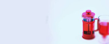 Kırmızı sıcak çay içmek