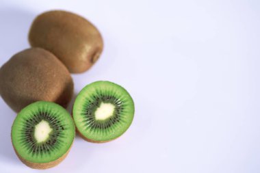 Bir kivi meyve silik bir backgroun üzerinde parçalara ayrılır