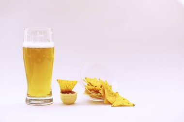 Kitaplar vintage ve light bira kupa yığını