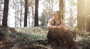 Doğada bir araçla bir müzisyen. Bir adam bir flüt çalıyor bir 