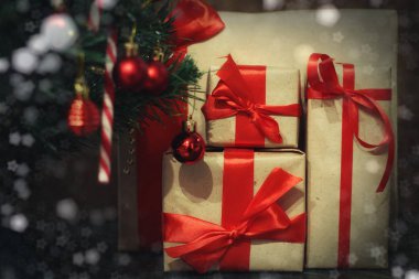 birçok aile Noel hediyesi