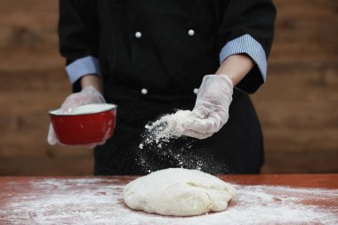 aşçı un masaya pişirme için yapar