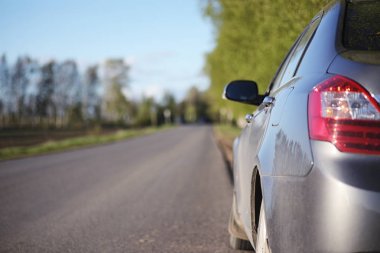 Araba yola çıktı. Yaz yol üzerinde park edilmiş bir c olduğunu