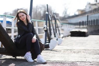 Bahar şehrin içinden bir yürüyüşte kız