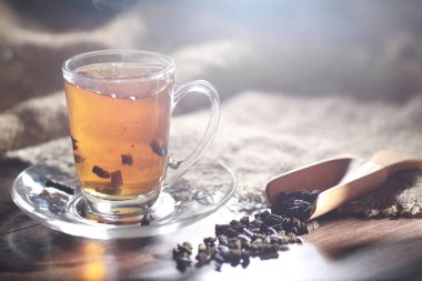 Bira ile servis masasında demlenmiş çay