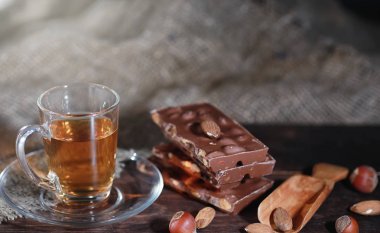 Bira ile servis masasında demlenmiş çay