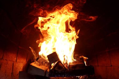 Ateş yanan alev uzun dilleri