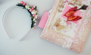 Kadın sırları, beyaz bir masa ve aksesuar için günlük.