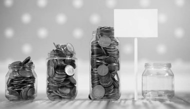 Bir kavanoz yere para çıktı. Yerde biriken paralar. Sav