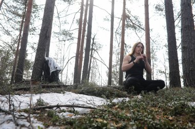 Doğada bir araçla bir müzisyen. Bir adam bir flüt çalıyor bir 