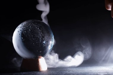 Kaderi tahmin etmek için kristal top. Gelecek için tahmin.