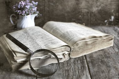 eski fotoğraf Büyüteç ve eski kitap etkisi çizik