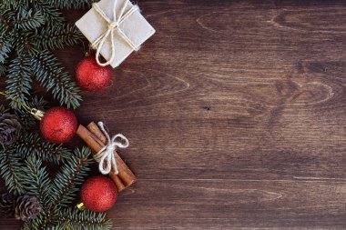 Yeni yıl geçmişi. Ahşap bir masada ladin dalları. Yeni yıl ağacı için süsler. Noel kutlaması