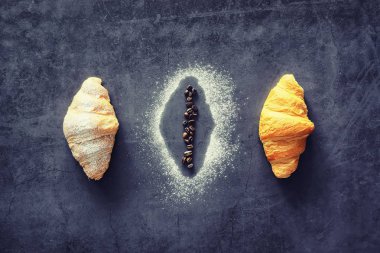 Taze hamur işleri masada. Kahvaltı için Fransız aromalı kruvasan..