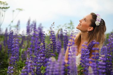 Kız mavi çiçek bir buket