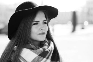 Bir genç kızın bir yolda siyah ve beyaz fotoğraf