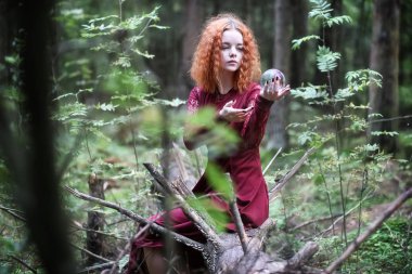 Cadı bir ritüel küre tutan