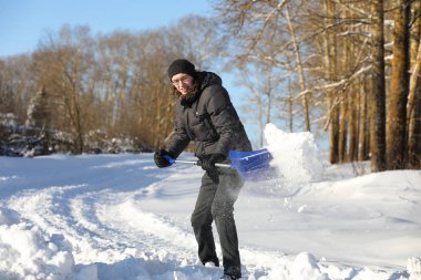 adam yoldan kürekle kar kış aylarında kaldırmak 