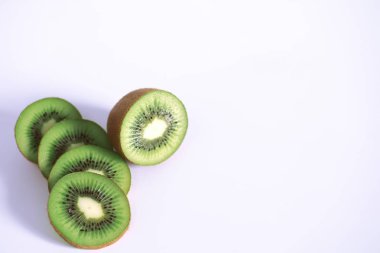 Bir kivi beyaz bir arka plan üzerine dilimlenmiş