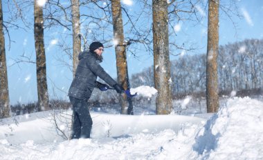 adam yoldan kürekle kar karlı kış aylarında kaldırmak 