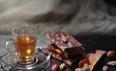 Bira ile servis masasında demlenmiş çay