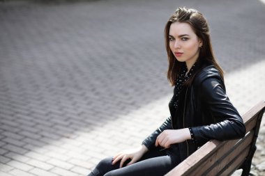 Bahar şehrin içinden bir yürüyüşte kız