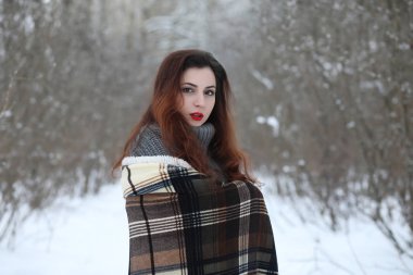 Güzel bir kış parkta güzel kız