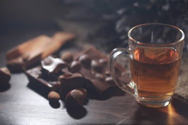 Bira ile servis masasında demlenmiş çay