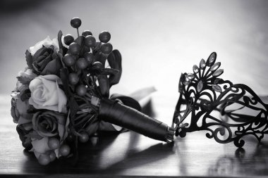 Karnaval maskesi masanın üzerinde. Kamuflaj tarihte bir karnaval sırasında konu. Venedik Maske siyah beyaz ahşap bir masa üzerine