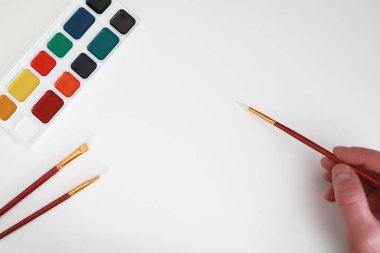 Beyaz bir pape tabakasına boya çizmek için kırtasiye malzemesi