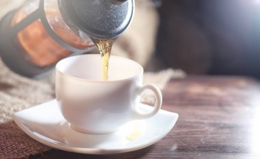 Bira ile servis masasında demlenmiş çay