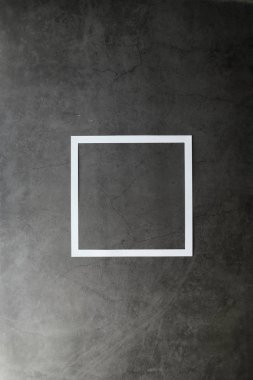 Siyah taşın Paskalya arkaplanı. Çok renkli yumurta ve tatlı. Lale buketi.