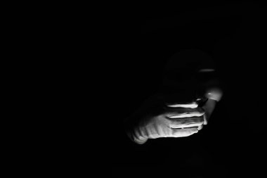 Siyah arka planda beyaz, korkunç bir maske..