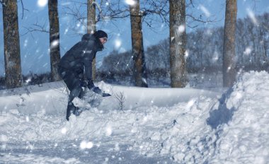 adam yoldan kürekle kar karlı kış aylarında kaldırmak 