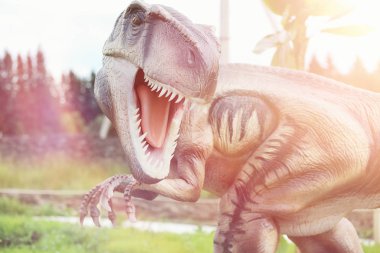 Dinozorlar Park. Bir dinazor doğa arka plan üzerinde. Oyuncak dinozor amusement park