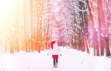 Bir kış masal, genç bir anne ve kızı bir kızak sürmek