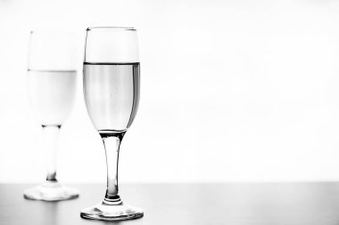 Beyaz bir arka plan üzerinde beyaz masada şampanya izole